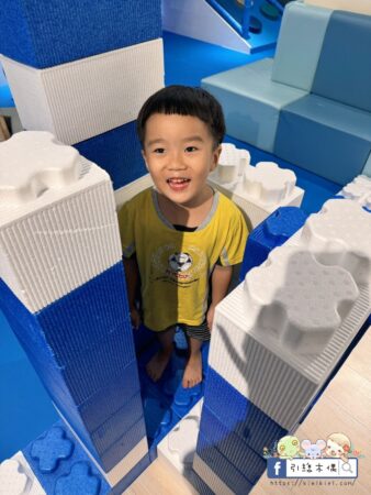 都市光影與親子時光的交錯｜水雲端旗艦概念旅館的微奢旅行日記，宵夜早餐吃到飽、KTV嗨唱、兒童遊戲室健身房一次滿足。高CP值台中親子住宿。