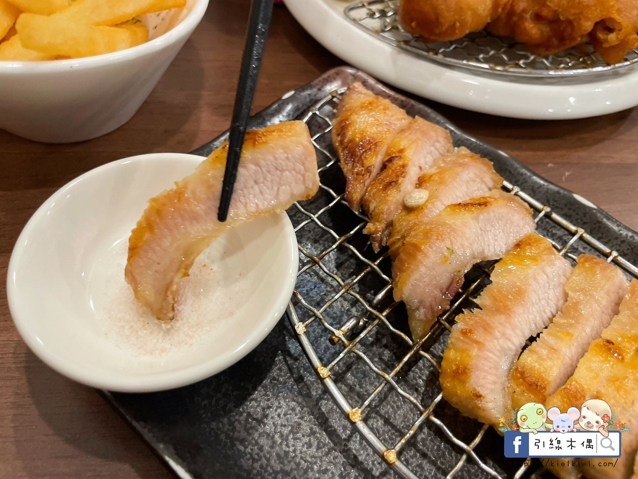 嘉義檜意森活村旁隱藏美食《熊富手打烏龍麵館》，Q彈手打烏龍麵配上濃郁湯頭，還有免費飲料暢飲。吃一碗暖心麵，再漫步阿里山森林鐵路，享受獨特文青風情。