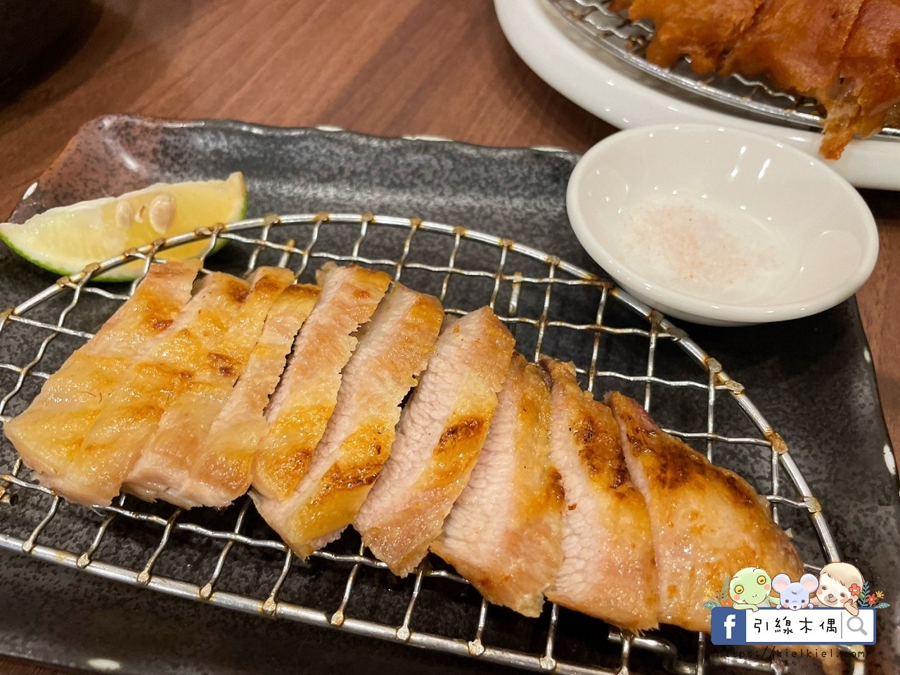 嘉義檜意森活村旁隱藏美食《熊富手打烏龍麵館》，Q彈手打烏龍麵配上濃郁湯頭，還有免費飲料暢飲。吃一碗暖心麵，再漫步阿里山森林鐵路，享受獨特文青風情。