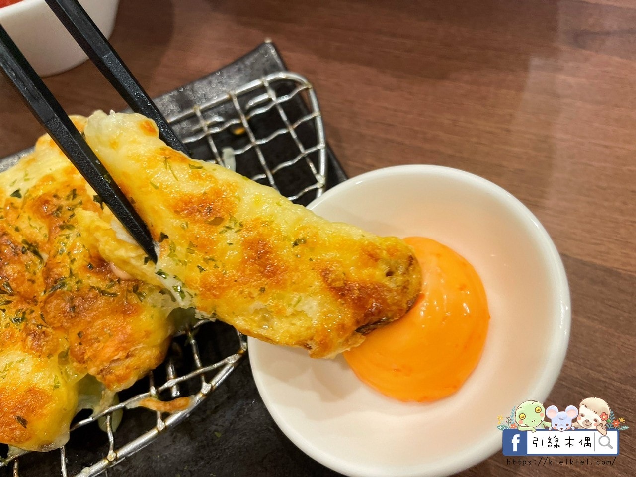 嘉義檜意森活村旁隱藏美食《熊富手打烏龍麵館》，Q彈手打烏龍麵配上濃郁湯頭，還有免費飲料暢飲。吃一碗暖心麵，再漫步阿里山森林鐵路，享受獨特文青風情。
