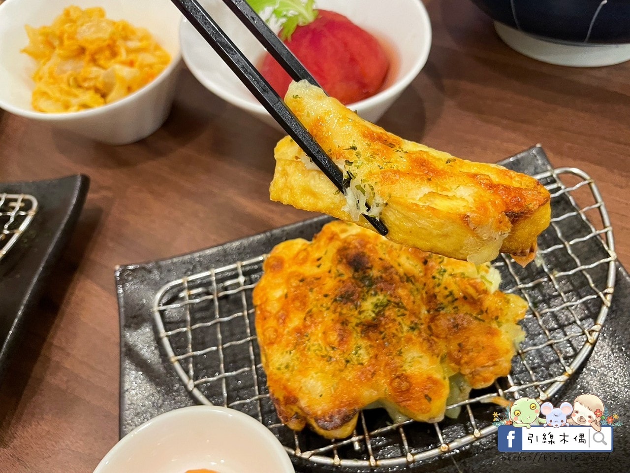 嘉義檜意森活村旁隱藏美食《熊富手打烏龍麵館》，Q彈手打烏龍麵配上濃郁湯頭，還有免費飲料暢飲。吃一碗暖心麵，再漫步阿里山森林鐵路，享受獨特文青風情。