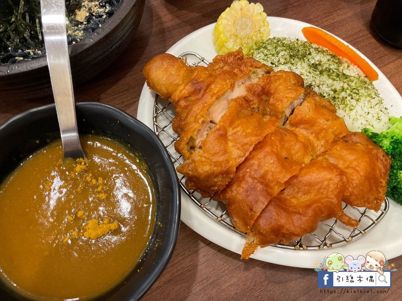 嘉義檜意森活村旁隱藏美食《熊富手打烏龍麵館》，Q彈手打烏龍麵配上濃郁湯頭，還有免費飲料暢飲。吃一碗暖心麵，再漫步阿里山森林鐵路，享受獨特文青風情。