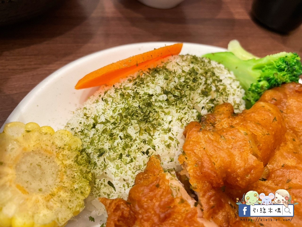 嘉義檜意森活村旁隱藏美食《熊富手打烏龍麵館》，Q彈手打烏龍麵配上濃郁湯頭，還有免費飲料暢飲。吃一碗暖心麵，再漫步阿里山森林鐵路，享受獨特文青風情。
