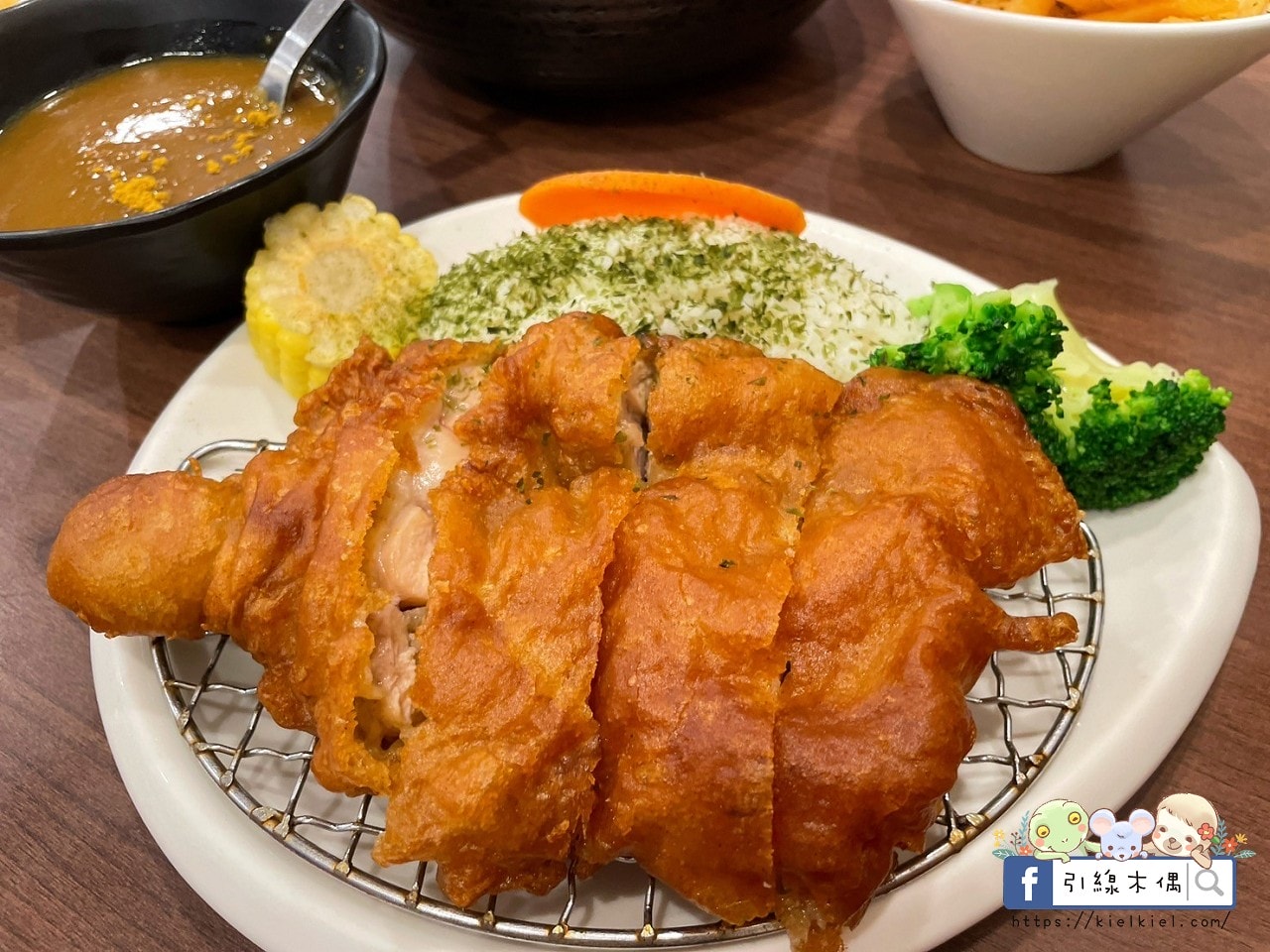 嘉義檜意森活村旁隱藏美食《熊富手打烏龍麵館》，Q彈手打烏龍麵配上濃郁湯頭，還有免費飲料暢飲。吃一碗暖心麵，再漫步阿里山森林鐵路，享受獨特文青風情。