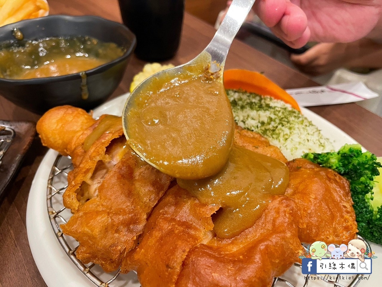 嘉義檜意森活村旁隱藏美食《熊富手打烏龍麵館》，Q彈手打烏龍麵配上濃郁湯頭，還有免費飲料暢飲。吃一碗暖心麵，再漫步阿里山森林鐵路，享受獨特文青風情。