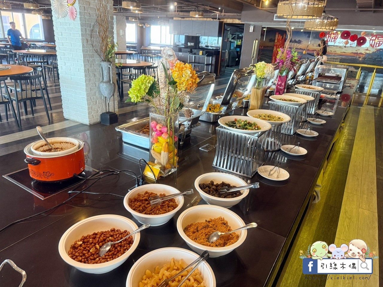「一泊二食竟然這麼澎湃？」《墾丁富麗敦飯店》專案雙人房不到3000元，兒童遊戲室、泳池＋BBQ +KTV，砂鍋魚頭大餐+早餐自助吧，輕鬆玩滿兩天一夜、一次滿足孩子和爸媽！
