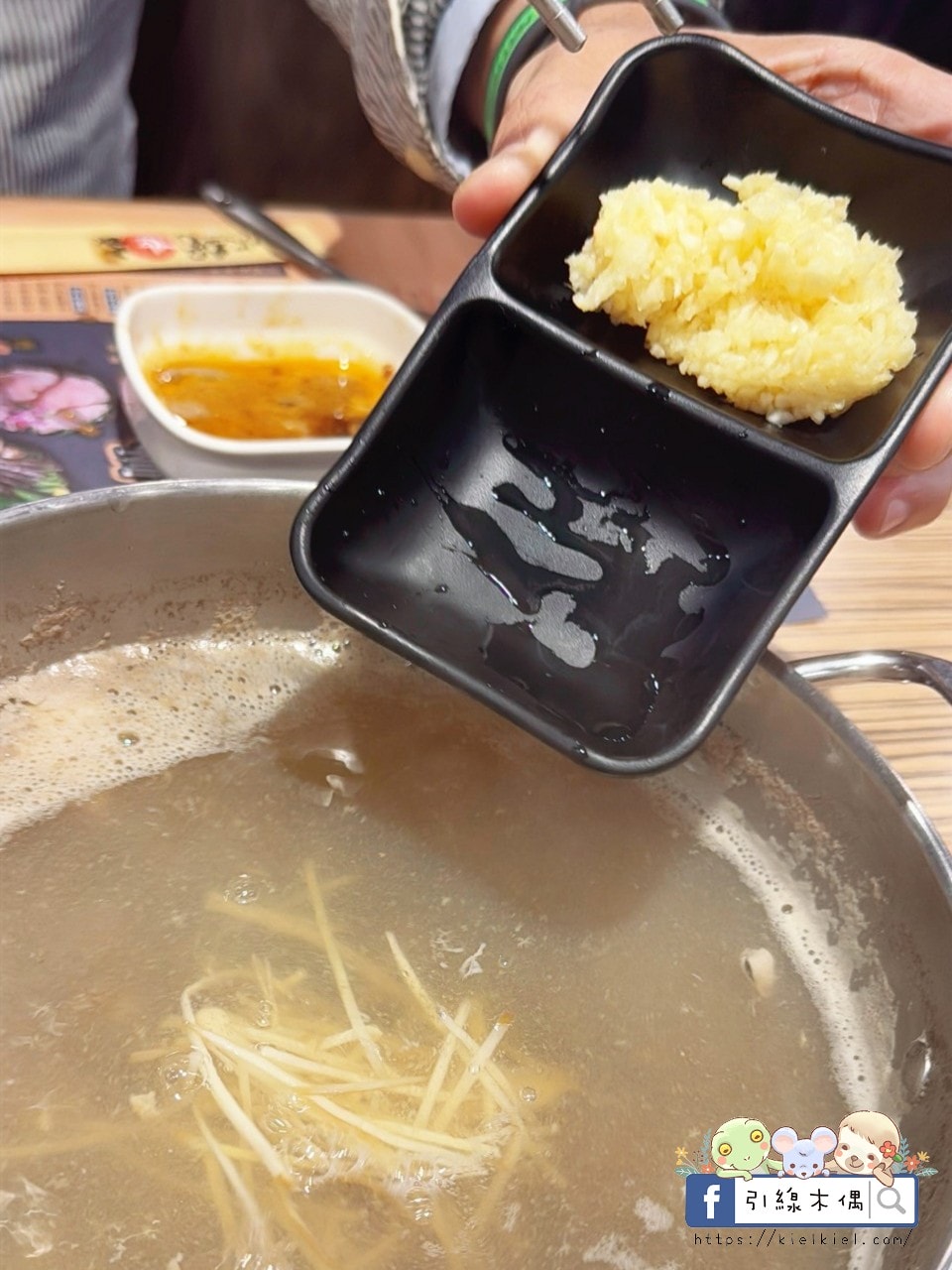 嘉義火鍋推薦|《火鍋世家嘉義尊爵店》6大亮點!280元起有什麼?內行人告訴你!還有優惠活動一次看~蔬菜飲料冰品無限吃喝,肉量驚人! - 第35張圖 嘉義火鍋推薦|《火鍋世家嘉義尊爵店》6大亮點!280元起有什麼?內行人告訴你!還有優惠活動一次看~蔬菜飲料冰品無限吃喝,肉量驚人!