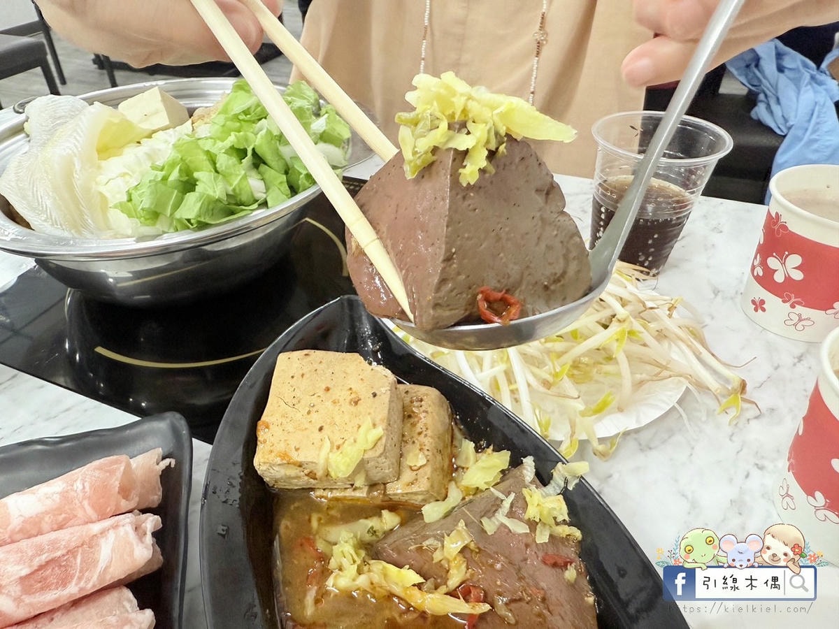 百元平價鍋物怎麼挑?《逸小鍋嘉義仁愛店》的5個驚喜你知道嗎?自助吧有汽水咖啡冰淇淋還有拌飯跟蔬菜任意夾!? - 第34張圖 百元平價鍋物怎麼挑?《逸小鍋嘉義仁愛店》的5個驚喜你知道嗎?自助吧有汽水咖啡冰淇淋還有拌飯跟蔬菜任意夾!?