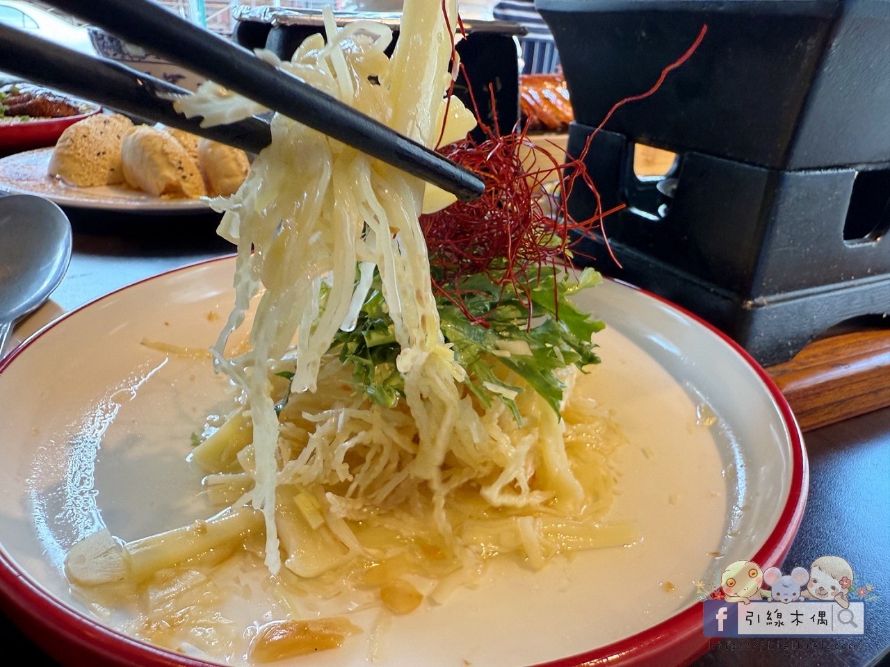 鴨香裡藏著什麼秘密？是煙燻還是茶香？4個細節帶你認識《LA墨川樟茶鴨永康店》的溫柔味道。