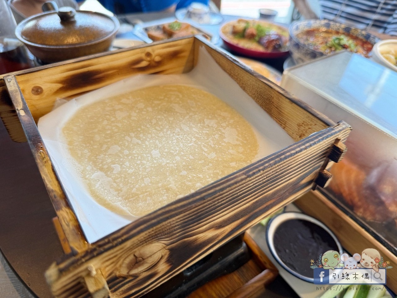 鴨香裡藏著什麼秘密？是煙燻還是茶香？4個細節帶你認識《LA墨川樟茶鴨永康店》的溫柔味道。