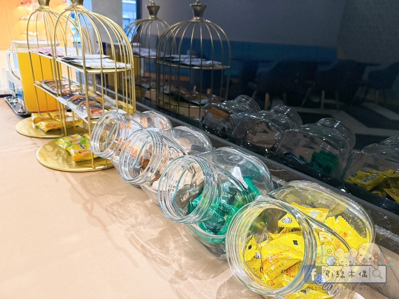 高雄住宿推薦｜《鮪魚家族高雄館》睡在海洋牆、早餐還能自己包刈包！近高雄車站、六合夜市、美麗島站