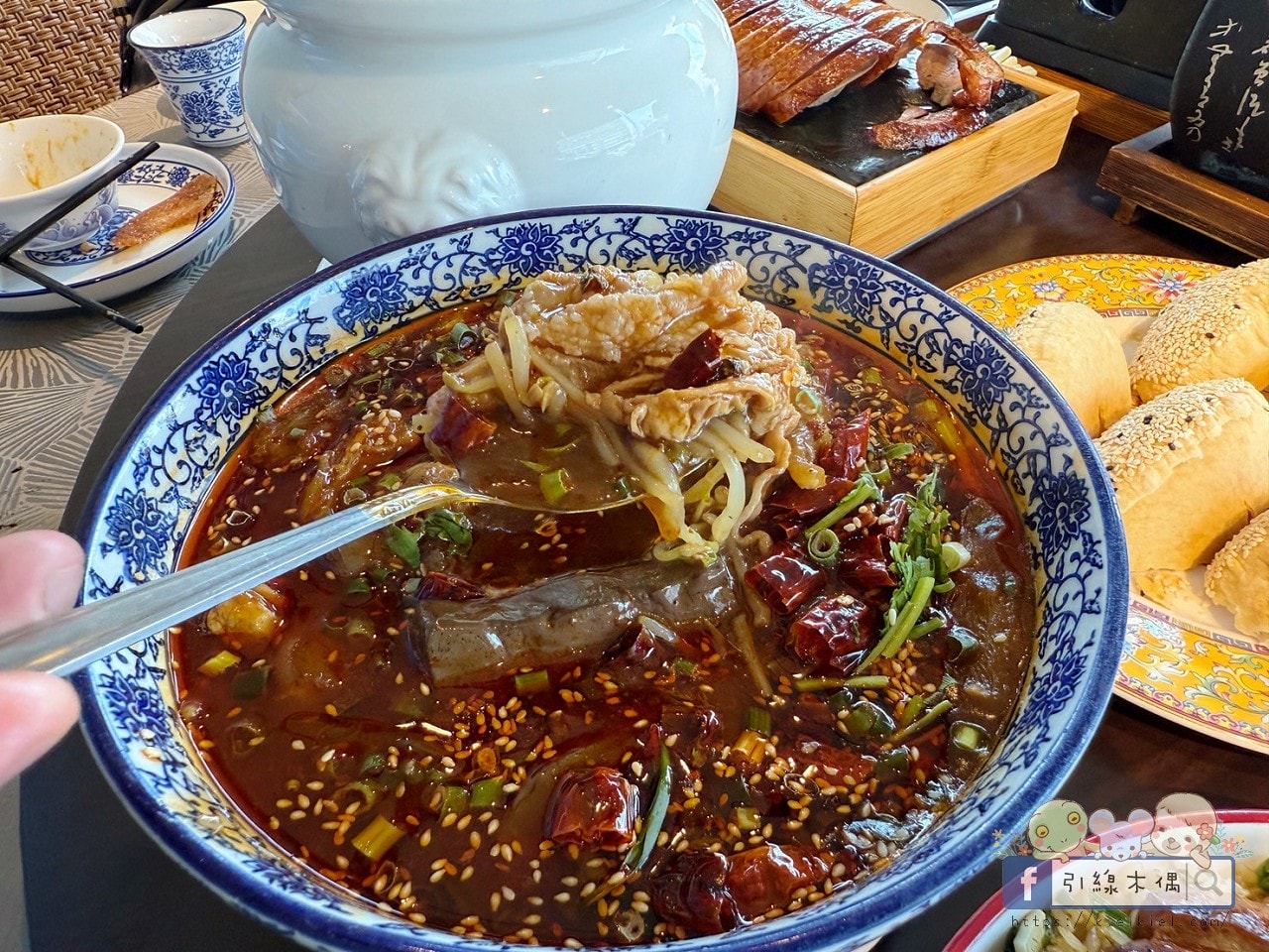 鴨香裡藏著什麼秘密？是煙燻還是茶香？4個細節帶你認識《LA墨川樟茶鴨永康店》的溫柔味道。