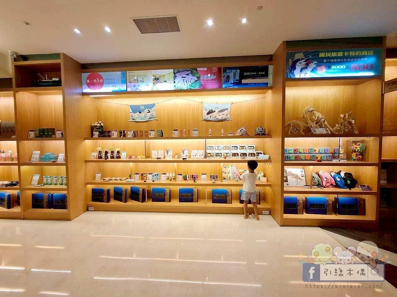 高雄住宿推薦｜《鮪魚家族高雄館》睡在海洋牆、早餐還能自己包刈包！近高雄車站、六合夜市、美麗島站