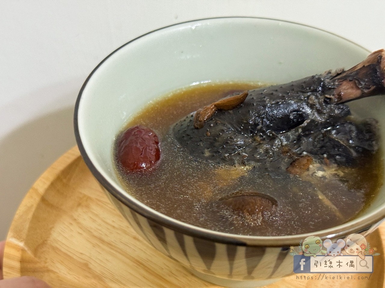 懶得熬湯也補身?【 愛上新鮮 × 吳秉承師傅 】黑蒜烏骨雞湯|3大神級優點 - 第1張圖 懶得熬湯也補身?【 愛上新鮮 × 吳秉承師傅 】黑蒜烏骨雞湯|3大神級優點