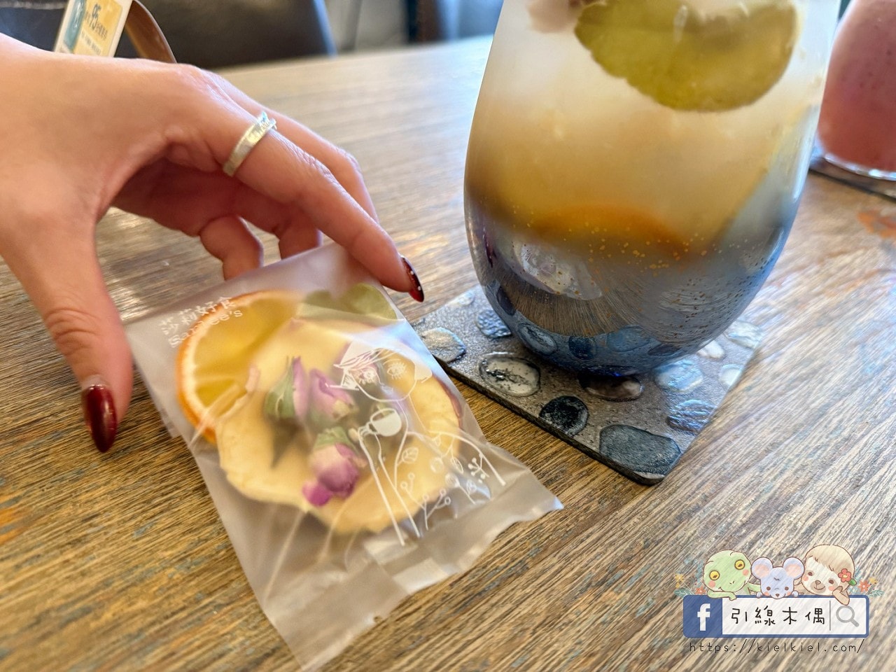 【七星潭必吃】3 種靈魂吃法，《莎莉好食 Sarlee’s》吃下石頭、喝下七星潭的藍！？