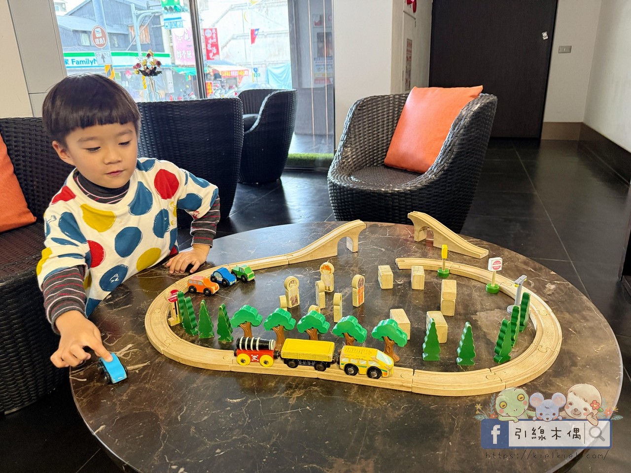 這間飯店竟然有「正式圖書館」?實住《捷絲旅花蓮中正館》3 大必住理由:親子房、行政套房與景隅套房房型評比,還有免排隊公正包子! - 第10張圖 這間飯店竟然有「正式圖書館」?實住《捷絲旅花蓮中正館》3 大必住理由:親子房、行政套房與景隅套房房型評比,還有免排隊公正包子!