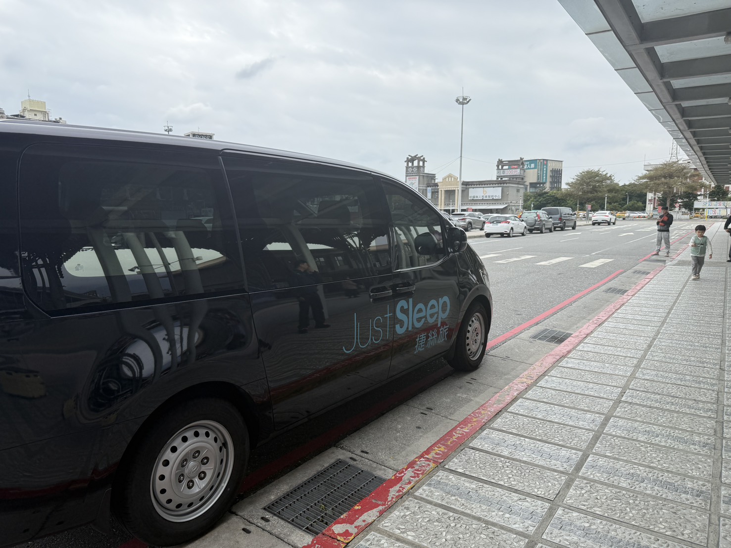 這間飯店竟然有「正式圖書館」?實住《捷絲旅花蓮中正館》3 大必住理由:親子房、行政套房與景隅套房房型評比,還有免排隊公正包子! - 第4張圖 這間飯店竟然有「正式圖書館」?實住《捷絲旅花蓮中正館》3 大必住理由:親子房、行政套房與景隅套房房型評比,還有免排隊公正包子!