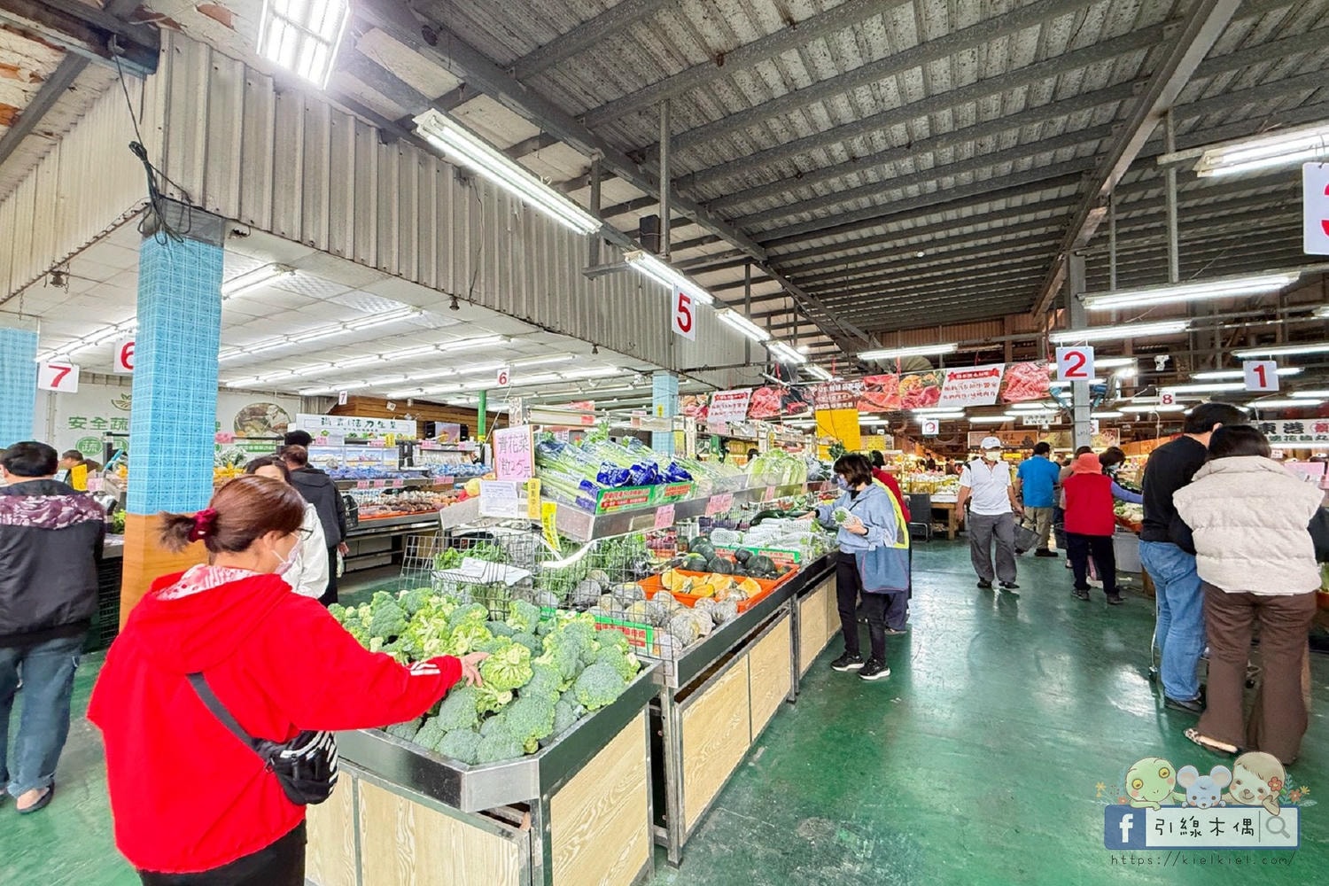 把五星飯店大廚帶回家？《屏東中山尚青黃昏市場》這 4 攤強到長輩主動追加，一不小心竟然讓銀髮選手推了四台車？