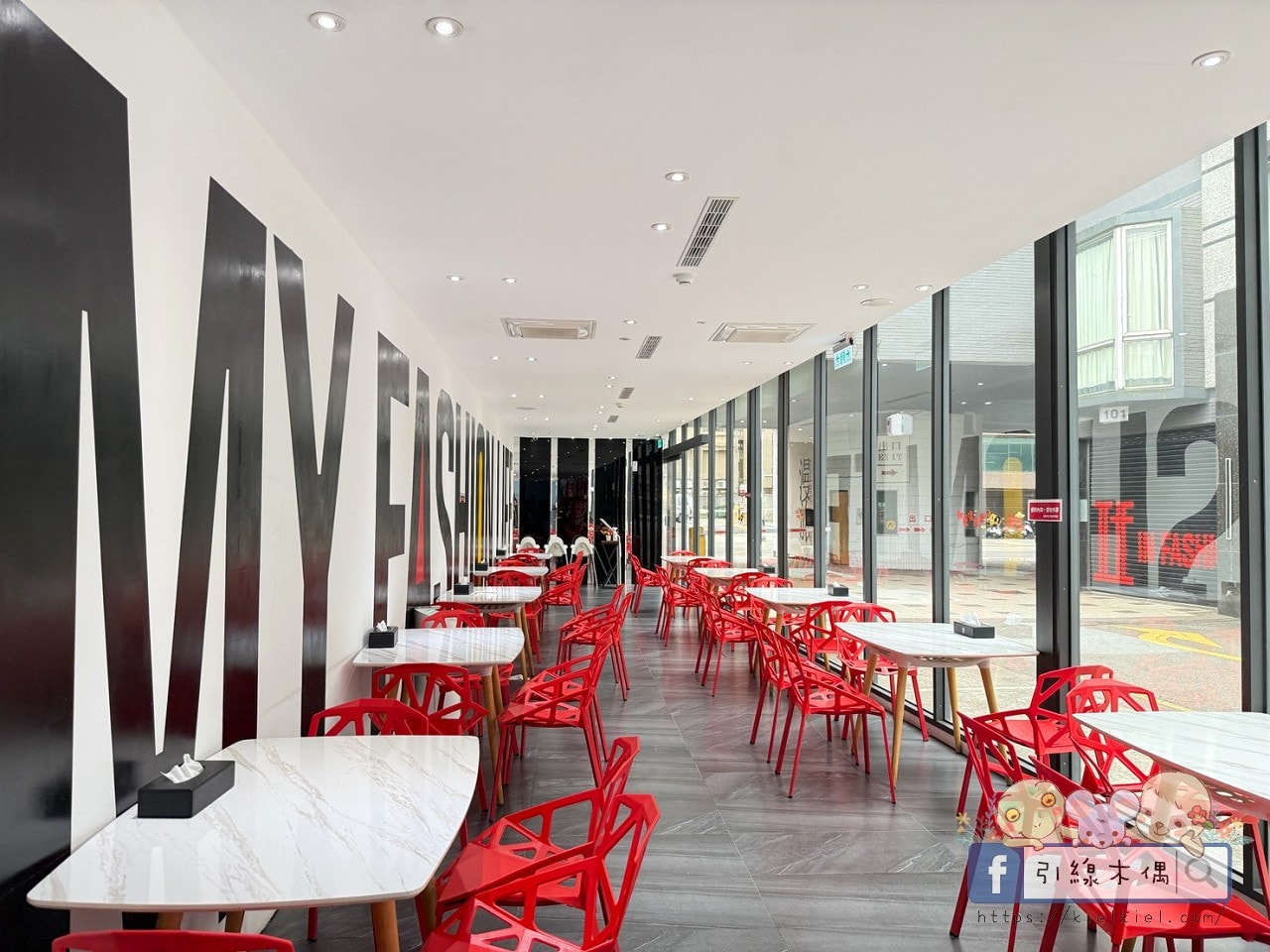 IF漫旅館IF Motel｜想住100次的旅館，早餐星巴克隨你喝！羅馬浴場大銀幕配按摩椅。
