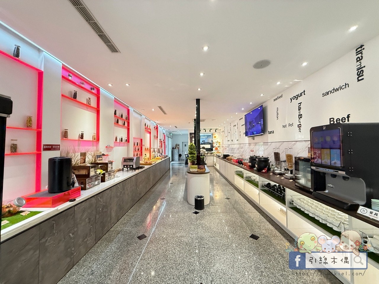 IF漫旅館IF Motel｜想住100次的旅館，早餐星巴克隨你喝！羅馬浴場大銀幕配按摩椅。