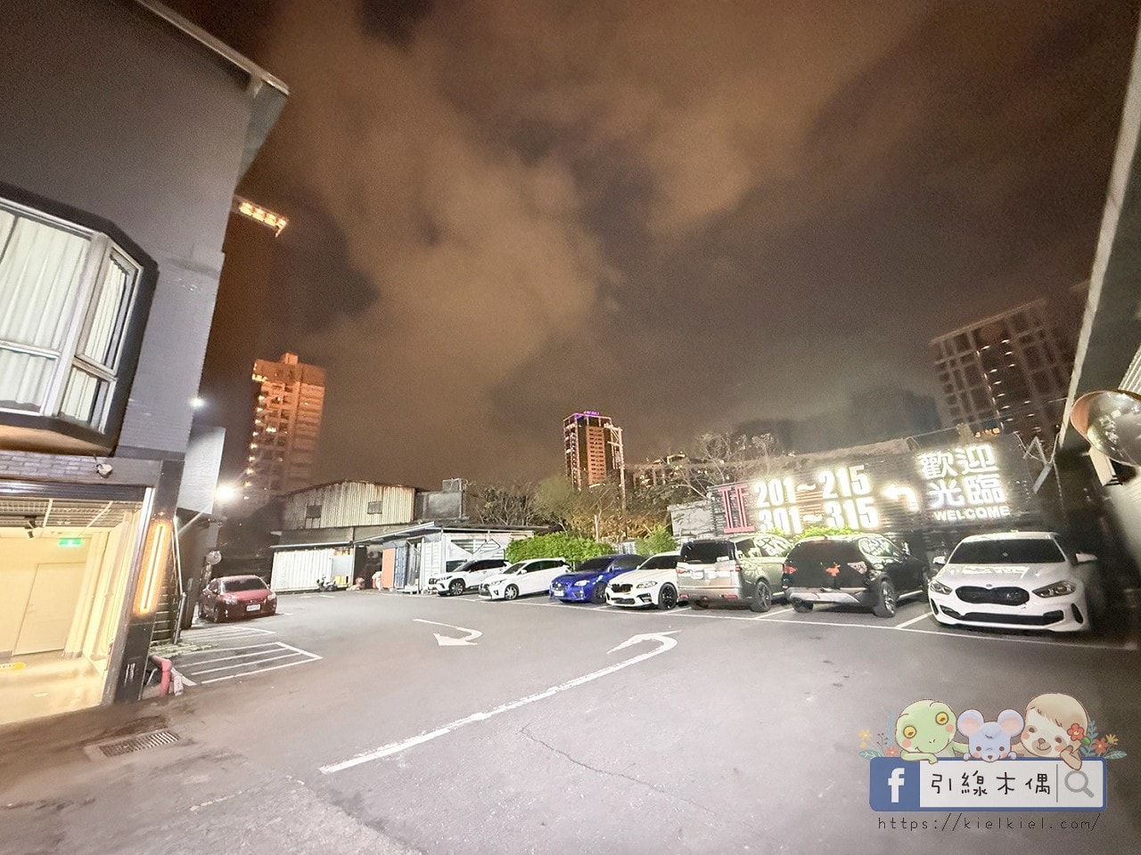 IF漫旅館IF Motel｜想住100次的旅館，早餐星巴克隨你喝！羅馬浴場大銀幕配按摩椅。