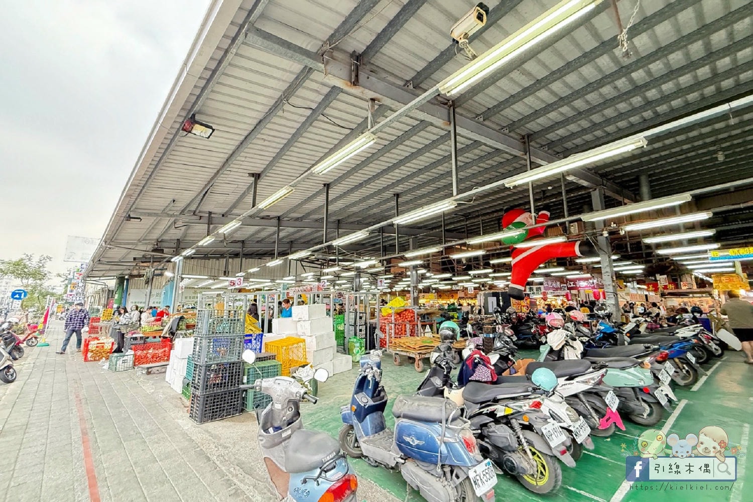 把五星飯店大廚帶回家？《屏東中山尚青黃昏市場》這 4 攤強到長輩主動追加，一不小心竟然讓銀髮選手推了四台車？