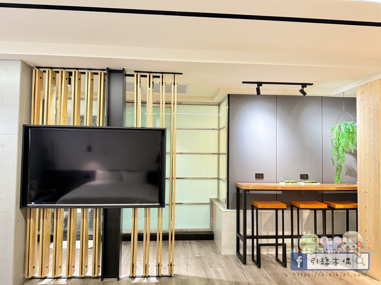 IF漫旅館IF Motel｜想住100次的旅館，早餐星巴克隨你喝！羅馬浴場大銀幕配按摩椅。