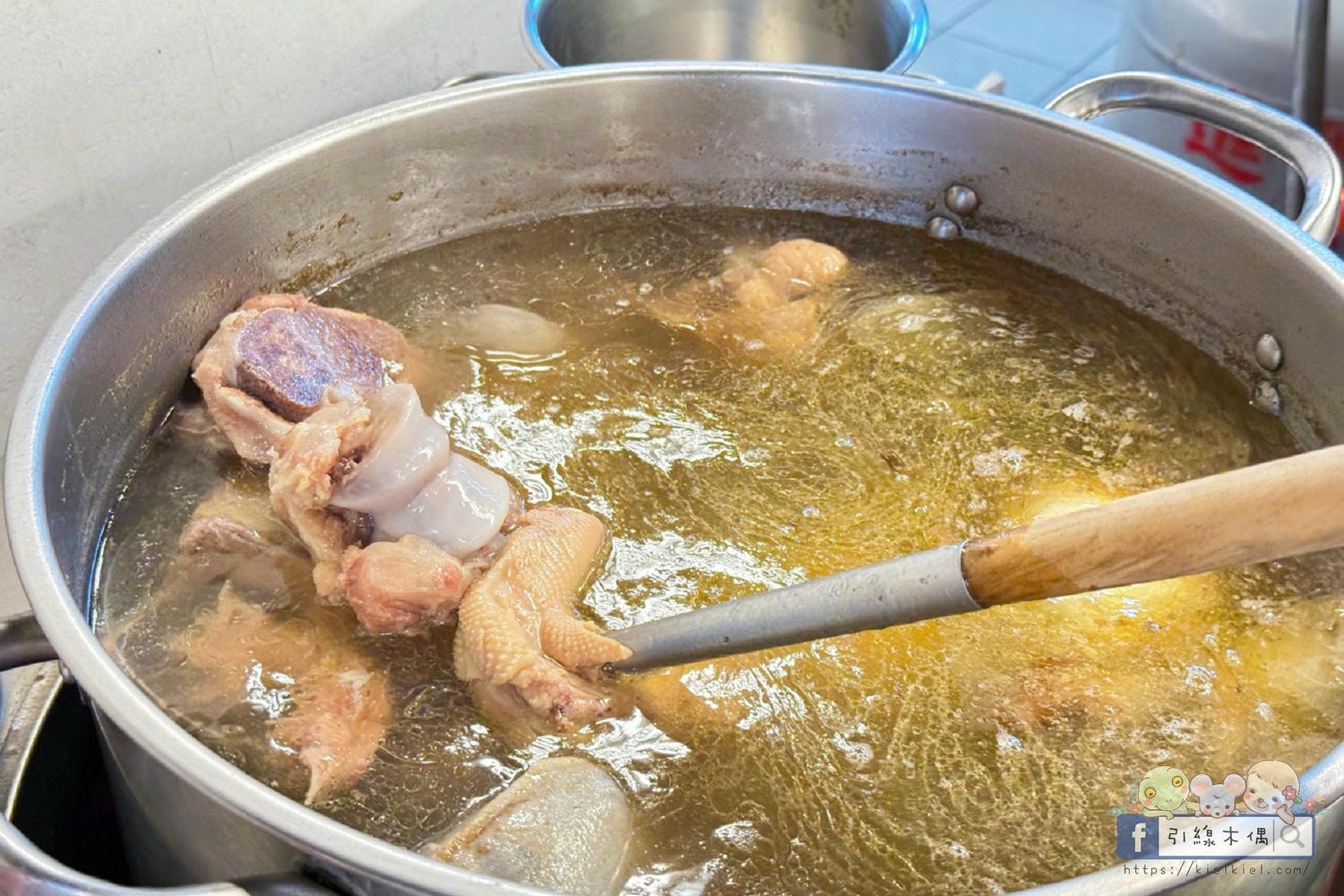 把五星飯店大廚帶回家？《屏東中山尚青黃昏市場》這 4 攤強到長輩主動追加，一不小心竟然讓銀髮選手推了四台車？