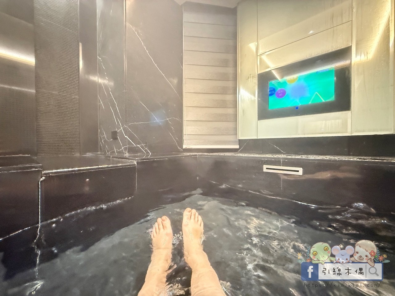 IF漫旅館IF Motel｜想住100次的旅館，早餐星巴克隨你喝！羅馬浴場大銀幕配按摩椅。