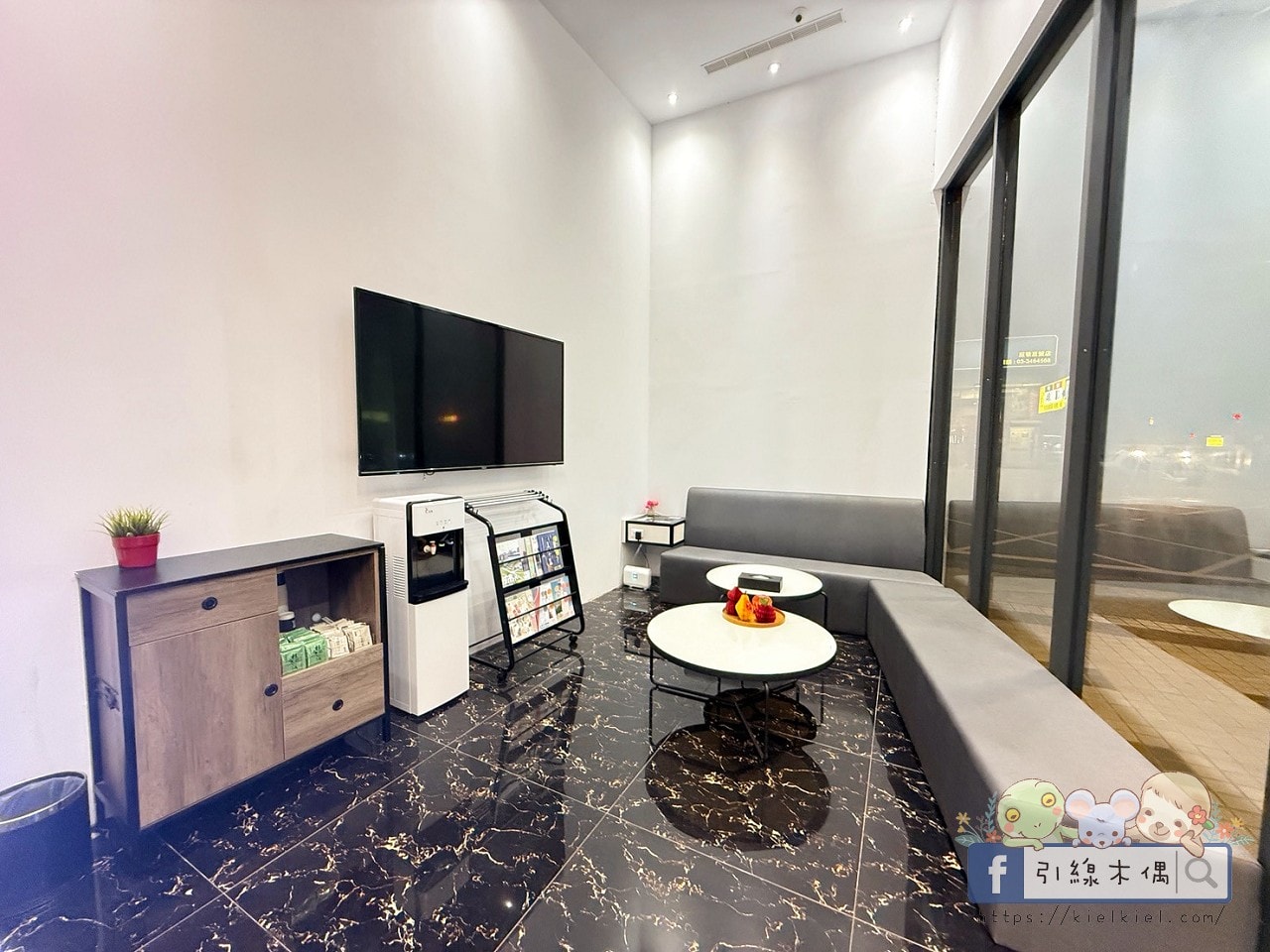 IF漫旅館IF Motel｜想住100次的旅館，早餐星巴克隨你喝！羅馬浴場大銀幕配按摩椅。