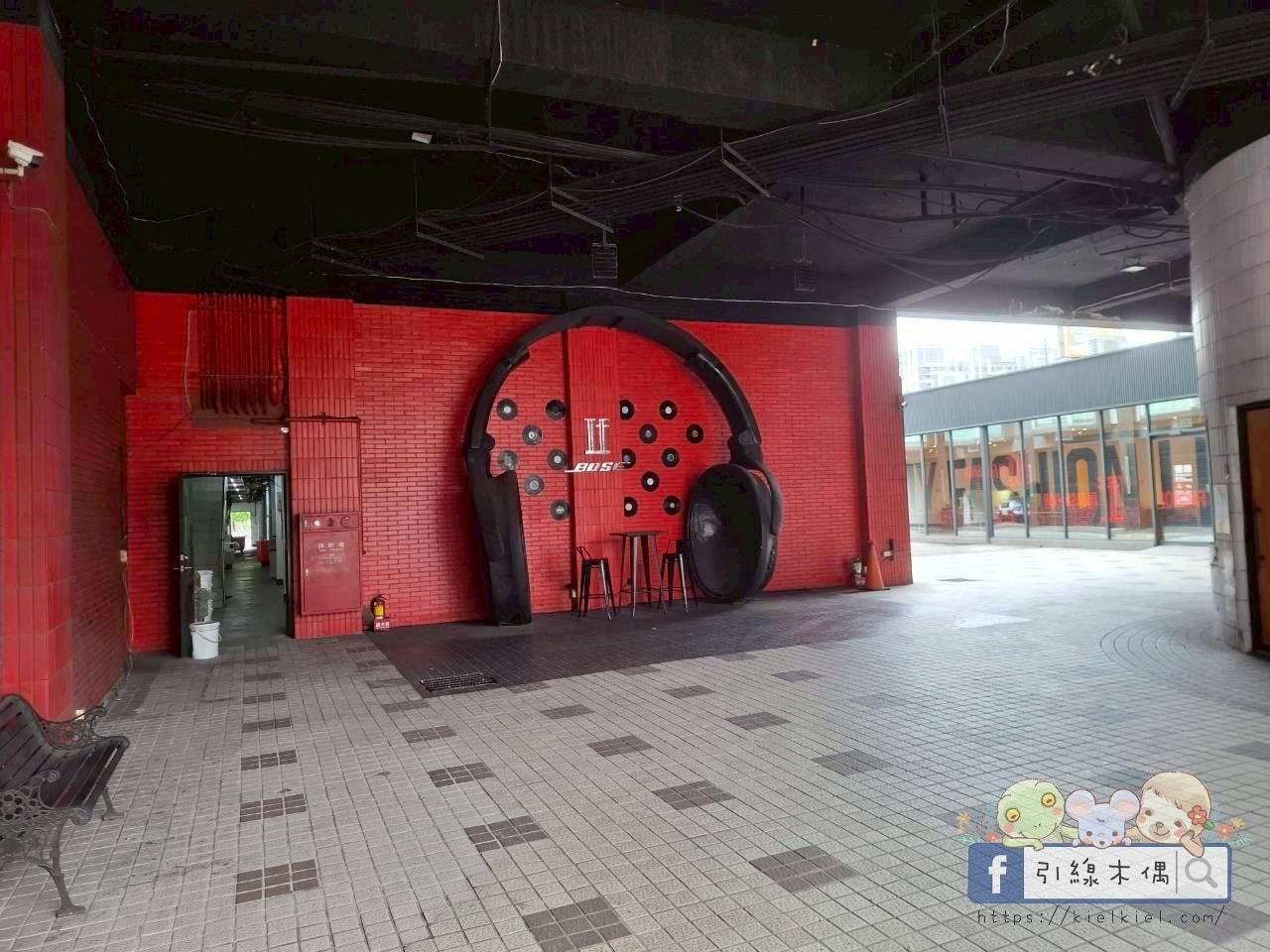 IF漫旅館IF Motel｜想住100次的旅館，早餐星巴克隨你喝！羅馬浴場大銀幕配按摩椅。