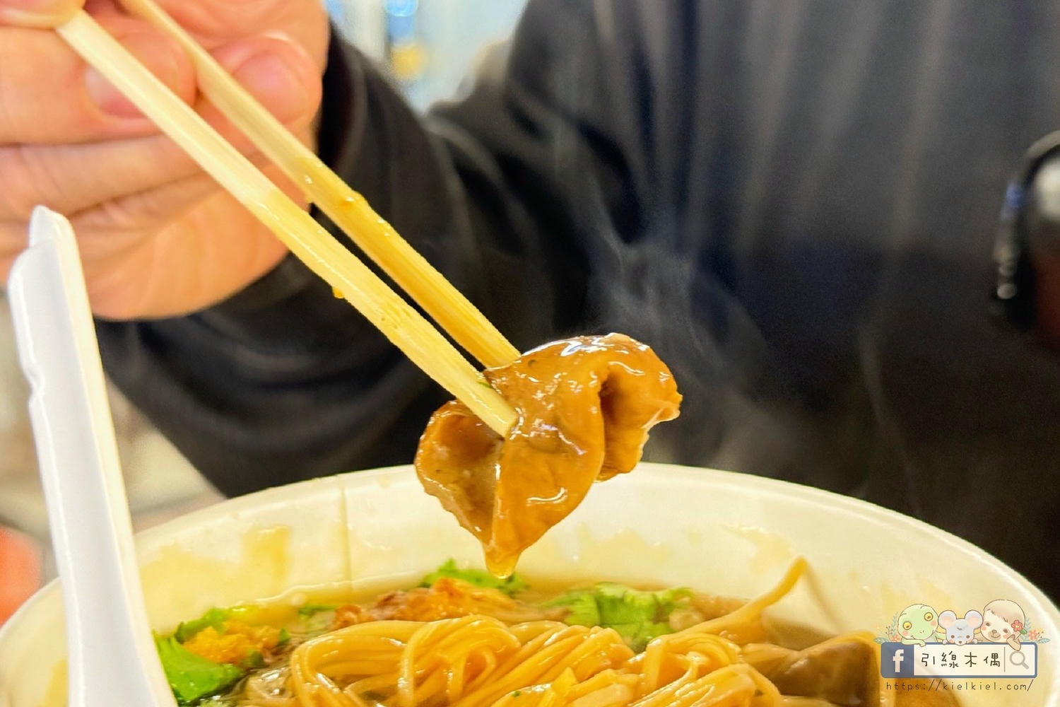 把五星飯店大廚帶回家？《屏東中山尚青黃昏市場》這 4 攤強到長輩主動追加，一不小心竟然讓銀髮選手推了四台車？
