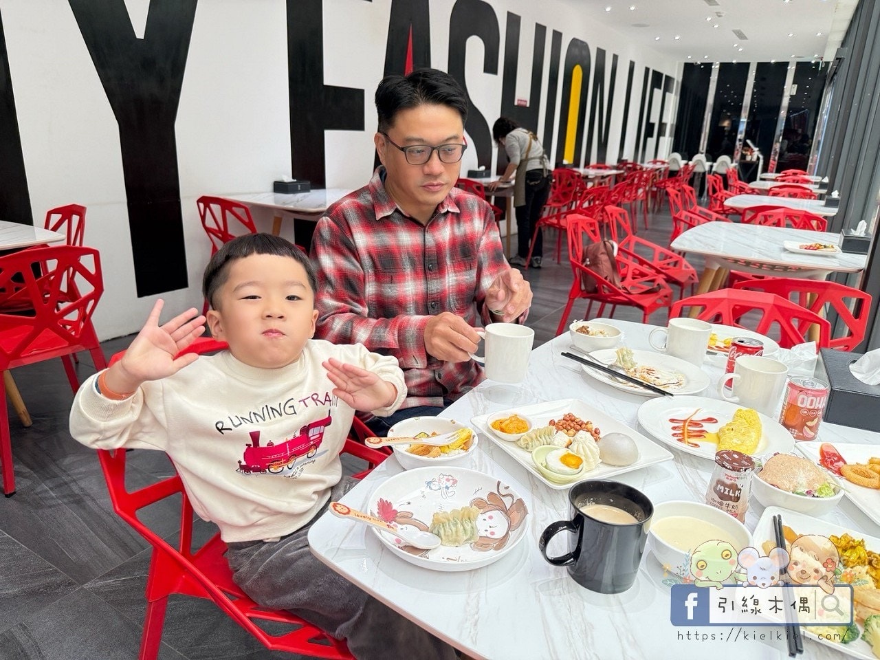 IF漫旅館IF Motel｜想住100次的旅館，早餐星巴克隨你喝！羅馬浴場大銀幕配按摩椅。