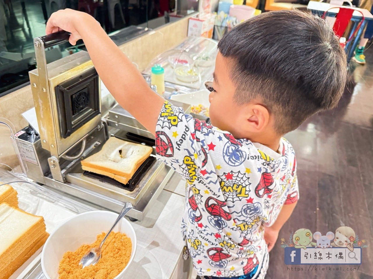 飯店房門是捷運車廂？《華園親子飯店草衙館》開箱：3分鐘直達樂園，暢玩親子夢幻基地！