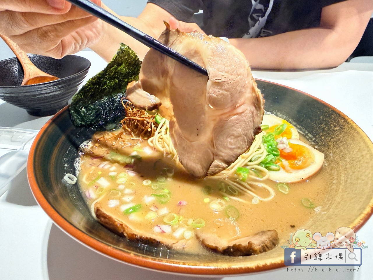 南投日月潭民宿推薦｜開箱《山久蒔勺光》極致侘寂美學！24H零食吧、清水模光影綠意與現做早餐，親子質感度假首選