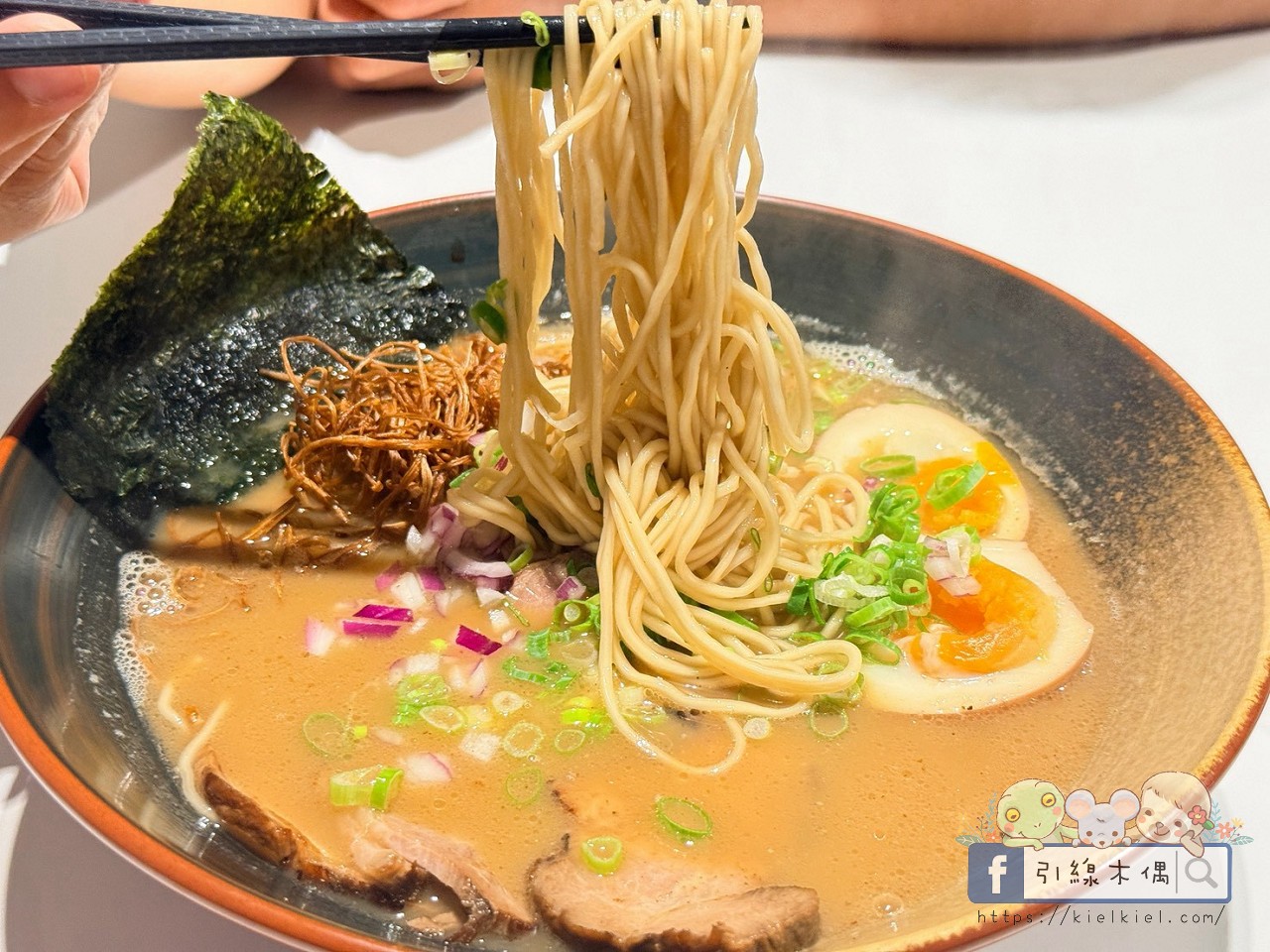 南投日月潭民宿推薦｜開箱《山久蒔勺光》極致侘寂美學！24H零食吧、清水模光影綠意與現做早餐，親子質感度假首選