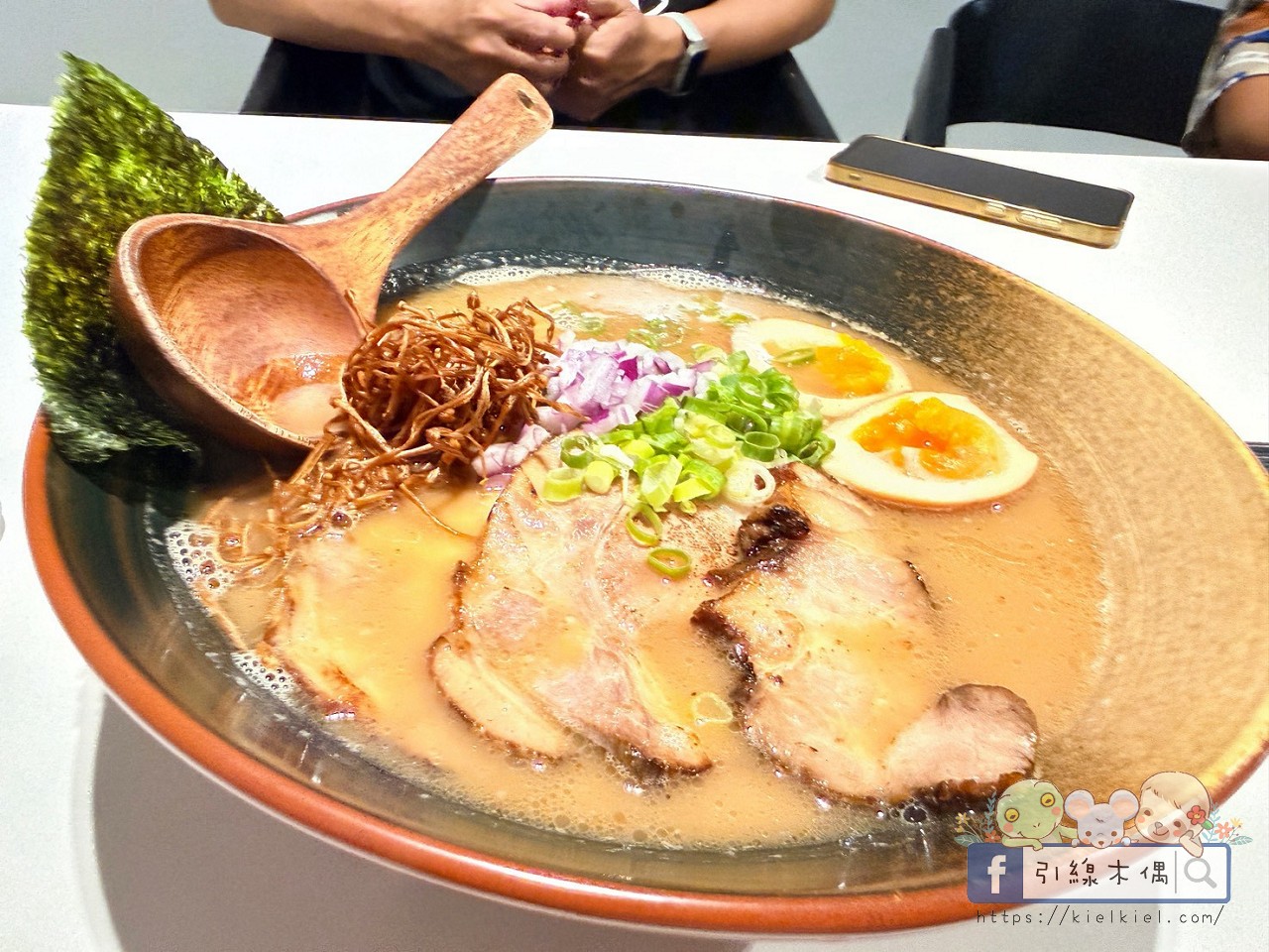 南投日月潭民宿推薦｜開箱《山久蒔勺光》極致侘寂美學！24H零食吧、清水模光影綠意與現做早餐，親子質感度假首選